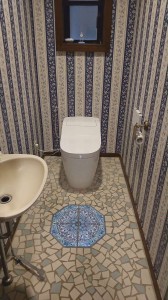(＾ω＾)おしゃれなタイル床のトイレへアラウーノ取り付け！