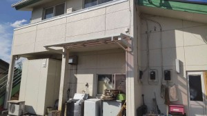 外部に庇を取り付けて来ました。