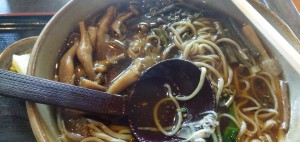 ここの山菜そばは、量もあっておいしいです。