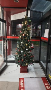 若宮店にもクリスマスツリーが飾られました。