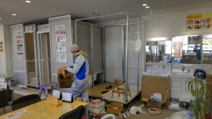 若宮店に新しい展示品お風呂を組立中です。