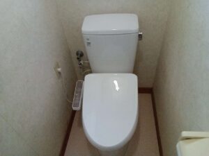 トイレ交換工事です。