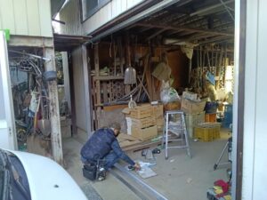 前橋市の現場で、物置ドアを交換しました。