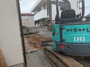 前橋市で駐車場土間陥没部の埋め戻し作業です。