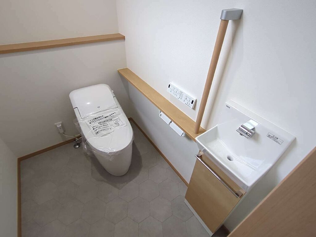 トイレ交換！手摺と手洗い器も新設しました♪