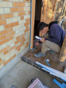 前橋市で玄関交換工事です。