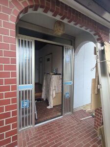 前橋市で玄関交換です。