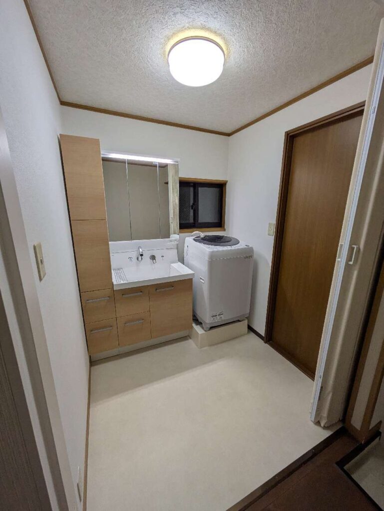 洗面所の収納不足を解決！LIXILピアラとトールキャビネットの設置事例