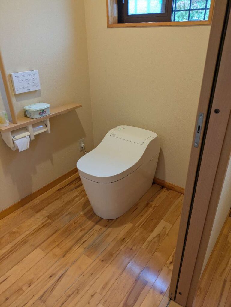 突然の水漏れトラブルを解決！17年目のトイレ交換