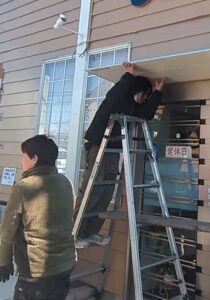 前橋市で出入口テントを撤去して、雨防ぐようの庇取付工事をしました。