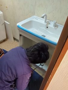 前橋市で洗面化粧台交換です。