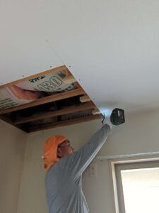 雨漏り改善により、天井復旧です。