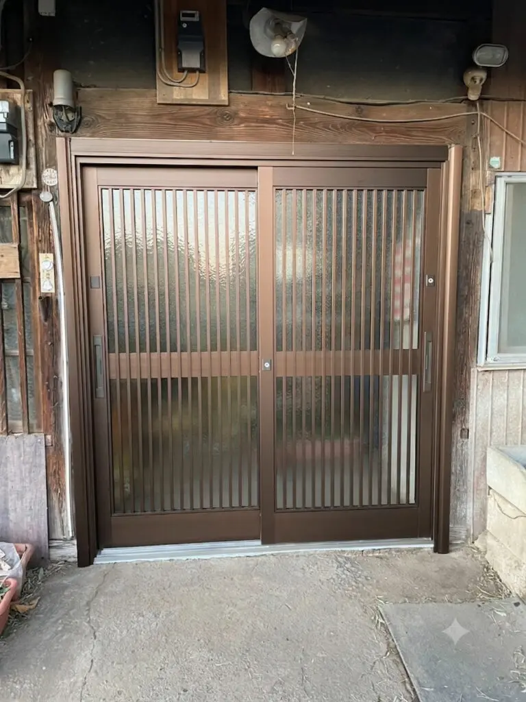 【前橋市】重い玄関ドアの開閉を解消！カバー工法のリフォーム事例